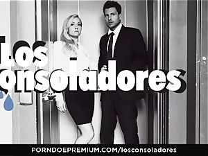 LOS CONSOLADORES - Julia De Lucia likes naughty 4some