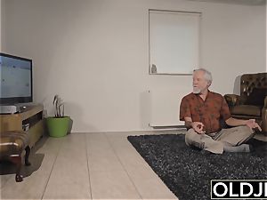 teenager Interrupts granddad from Yoga And deep throats his hard-on